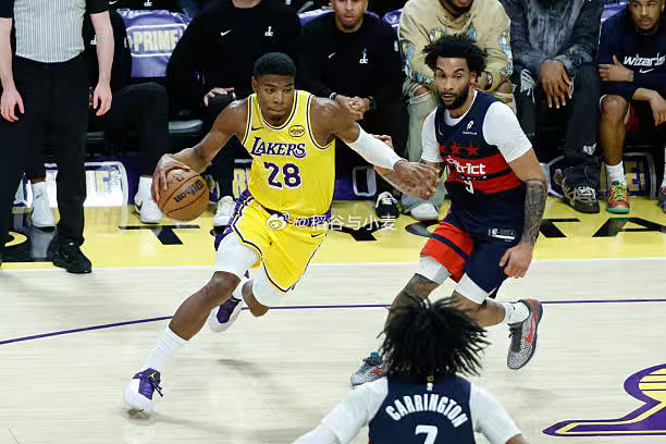 八村塁打先发的效果肯定是比打替补好的，现在八村塁进不了湖人的先发，也是可以理解的