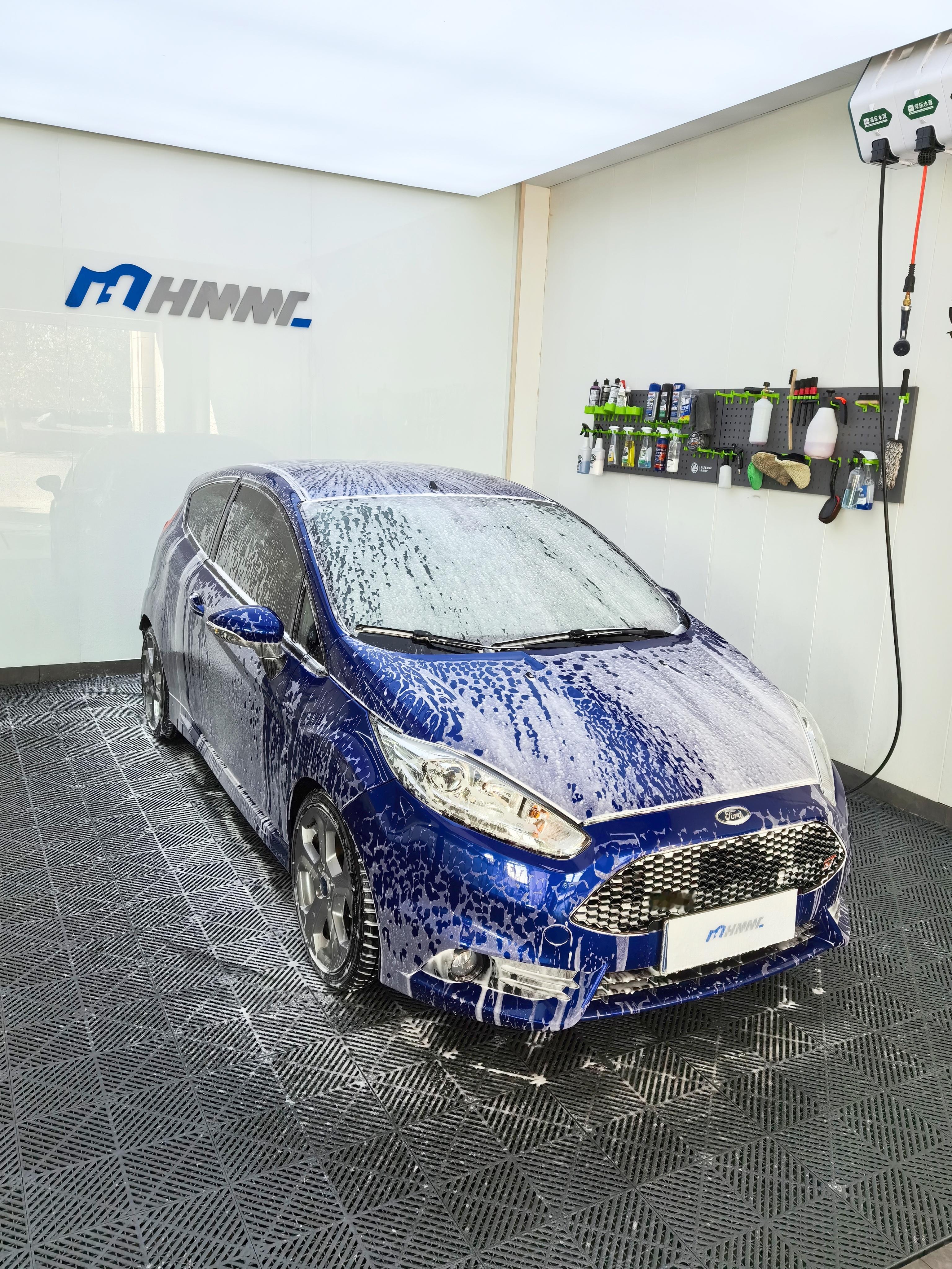 安检员问我，小伙儿你出差挺频啊我说对，大姐，最近总出差他问我干什么工作的？我当时