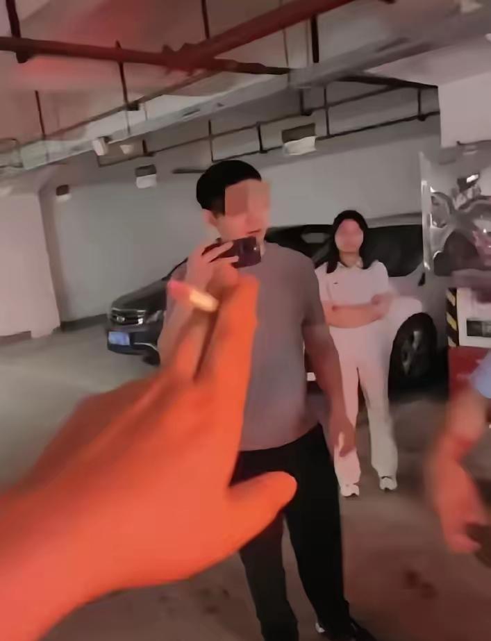 占车位这事儿最新通报可太有戏了——彭某某男友雷某某，同为体育局的人，当初又是撑腰