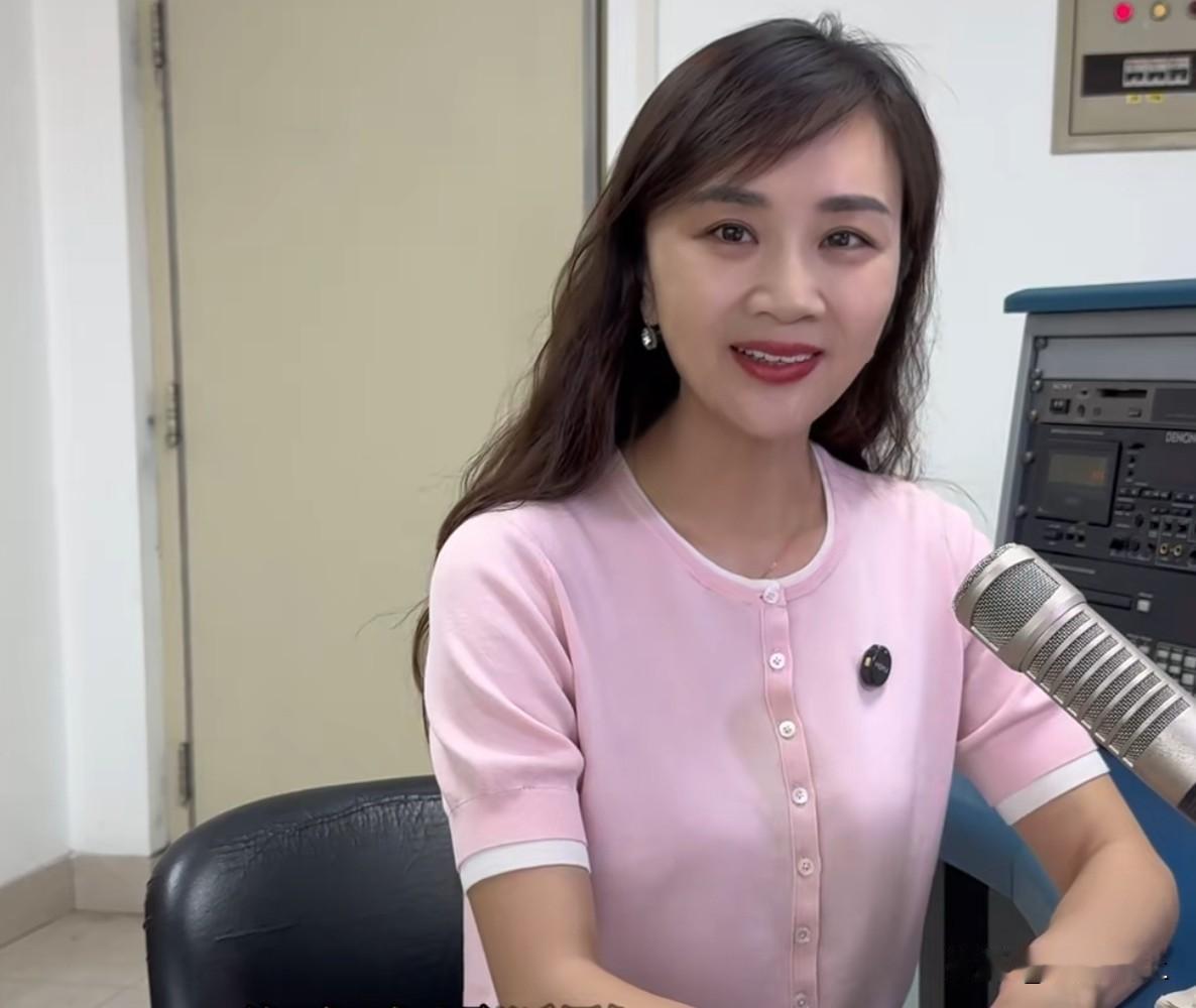 兰州的友友们，你们认识这个知性美女吗？她叫丁小佩，是河南电视台知名主持人，十多年