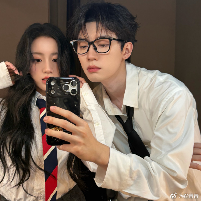 慕慕昭昭元宵节亲了甜炸了！慕慕昭昭元宵初吻名场面😘按头小分队盼了好久，前两次被