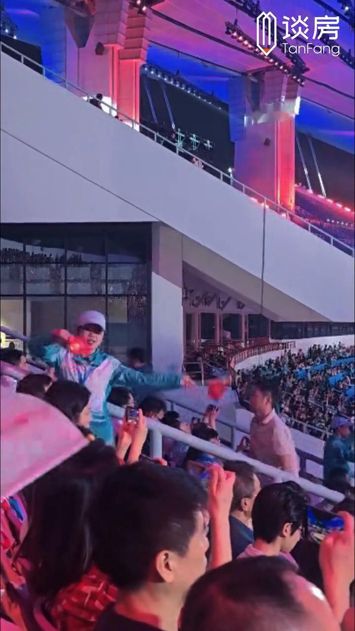 广州全运会开幕，现场气氛嗨爆。
TanFang。