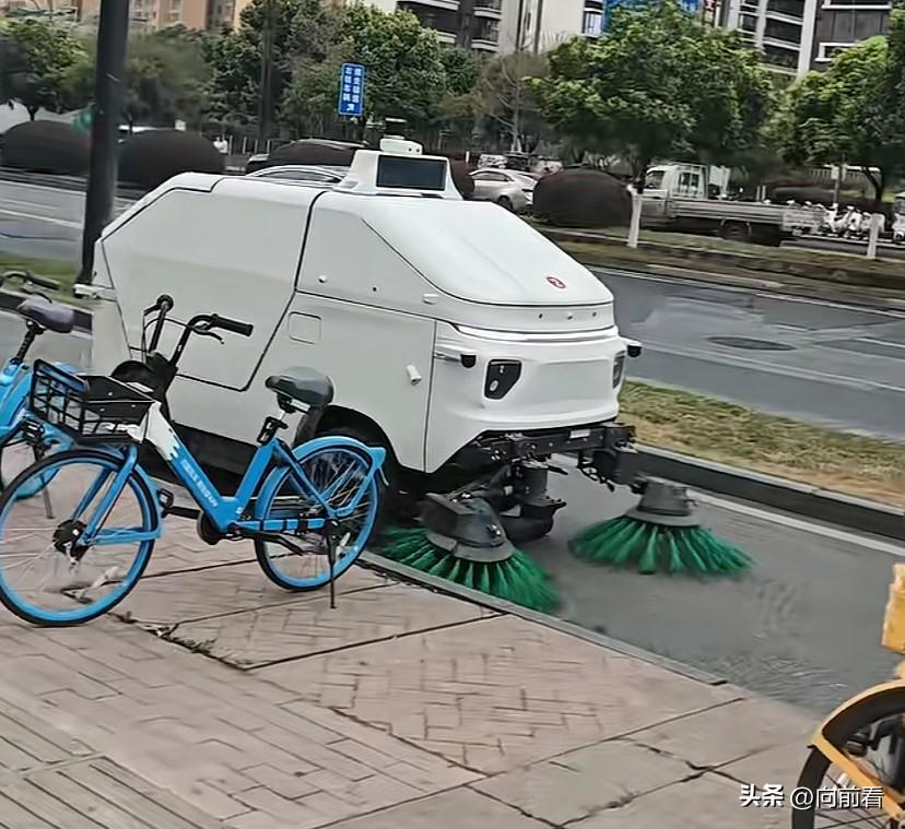糟糕！路遇无人扫地环卫车，连扫大街都要被机器人取代了吗？

  从去年到今年，无