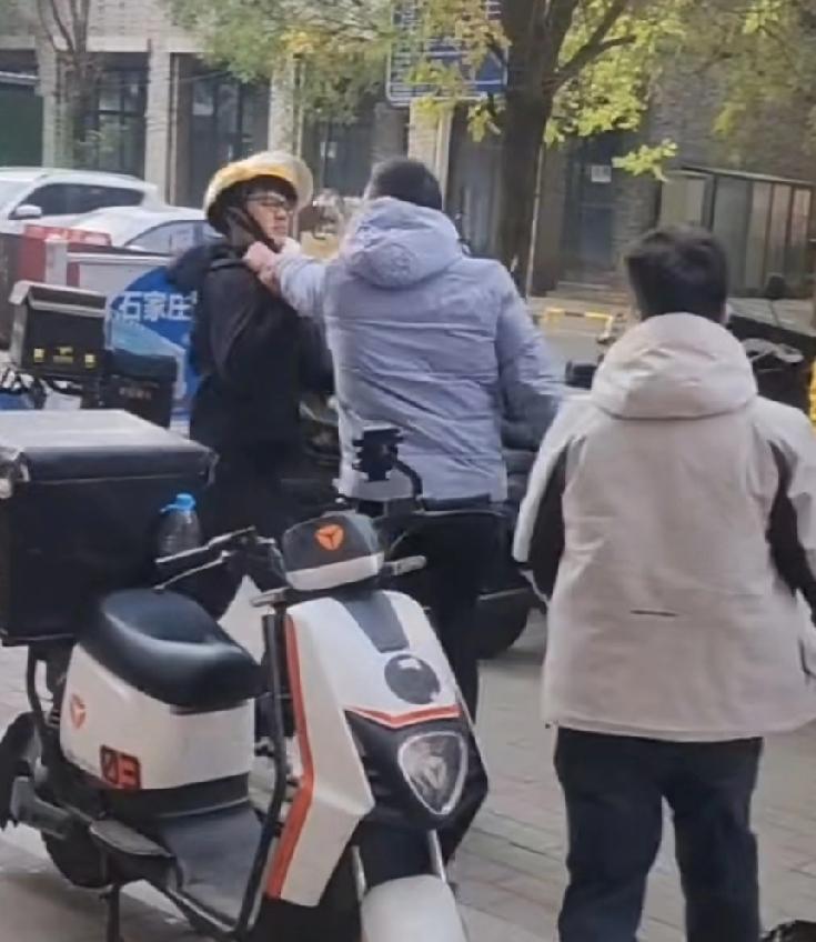 你真以为跑个外卖随便月入过万？

仔细看看这外卖小哥，

再看看这站长的丑恶嘴脸