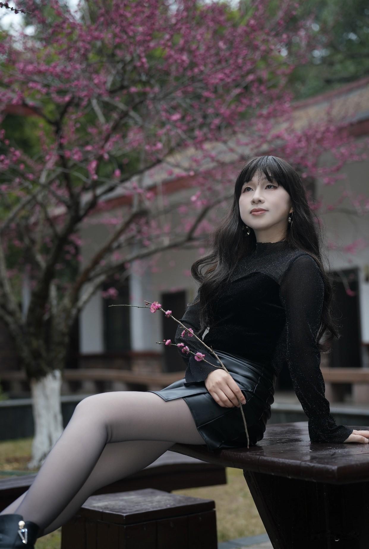 女人最美是气质还是最美的是善良?气质是外在风骨，藏在谈吐、举手投足间，是阅历沉淀