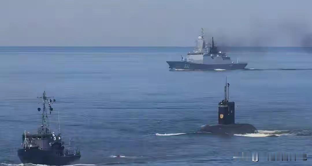 老特不讲武德，打人专打脸。
你俄罗斯不是派核潜艇护航油轮吗？我派特种部队直接扣押