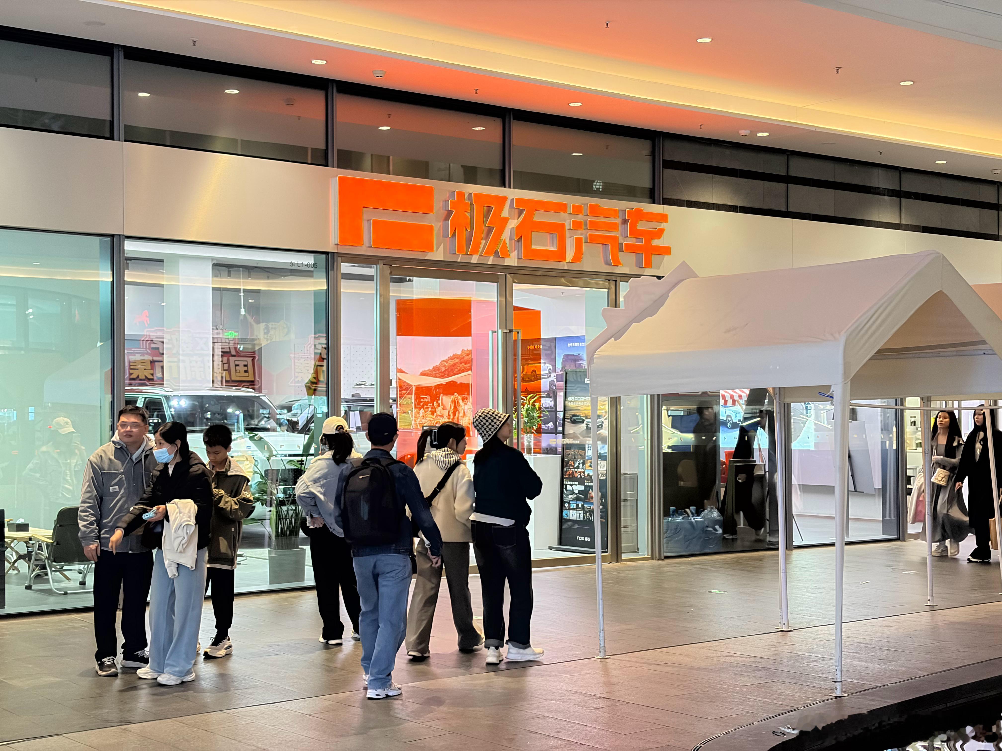 在深圳欢乐港湾，竟然还看到了极石的门店只不过门外人山人海，店内一个人都没有汽场全