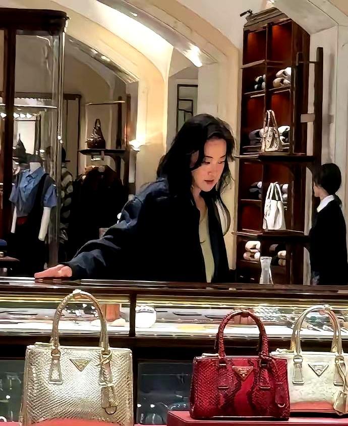 贾玲最狠的蜕变，是彻底撕碎了讨好型人格。
 
连续三年缺席春晚，她脱下喜剧演员的