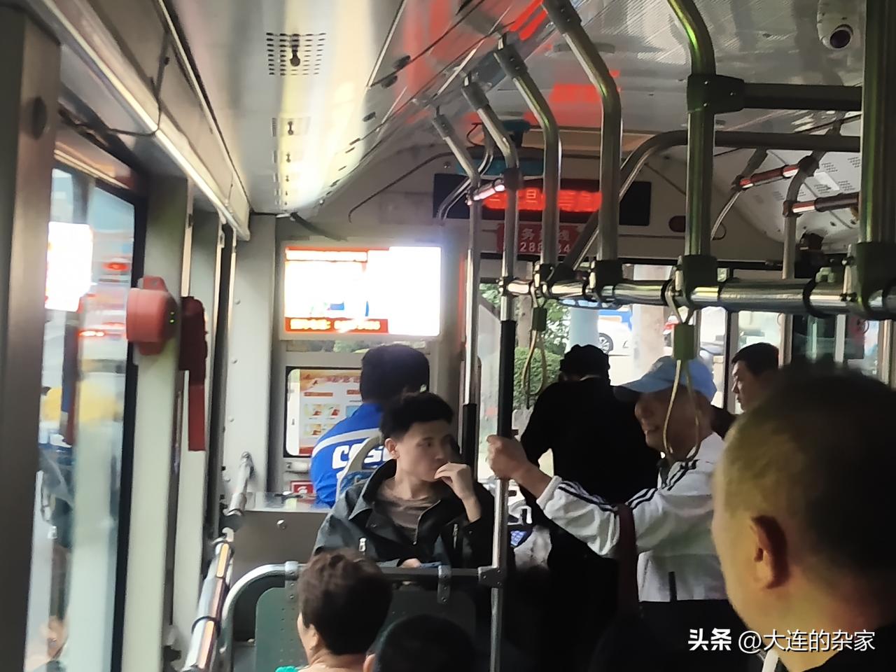 不得不说，坐公交车，啥人都能遇到。真是那句俗语说得：嗑瓜子磕出个臭虫！坏人变老了
