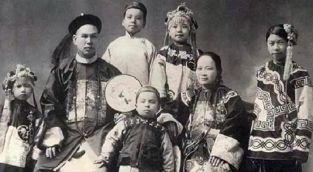 1879年，杭州巡抚谭钟麟午睡起来，路过了通房丫头李氏的卧房，见李氏美貌动人便将