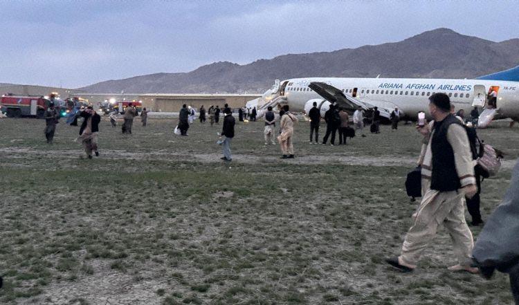 阿富汗航空一架波音737-400客机在喀布尔国际机场降落时偏离跑道。机上人员通过