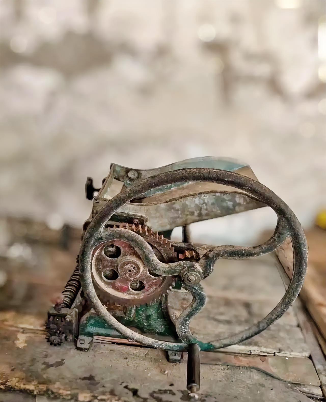 谁见过这玩意儿？我猜没几个人认识！
 
家人们谁懂啊！翻出个老物件直接给我整懵了