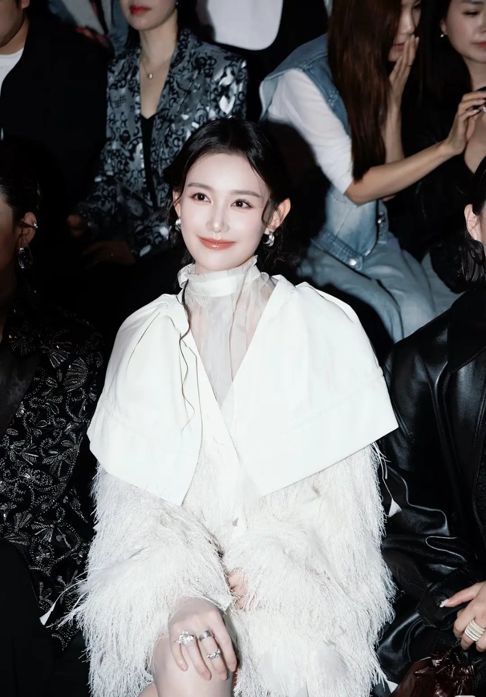 蒋依依怎么变样了，感觉鼻子都变奇怪了 