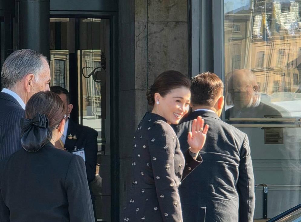 泰国王后穿蝴蝶印花图案风衣下榻酒店！4月29日，泰国国王哇集拉隆功和王后苏提达下