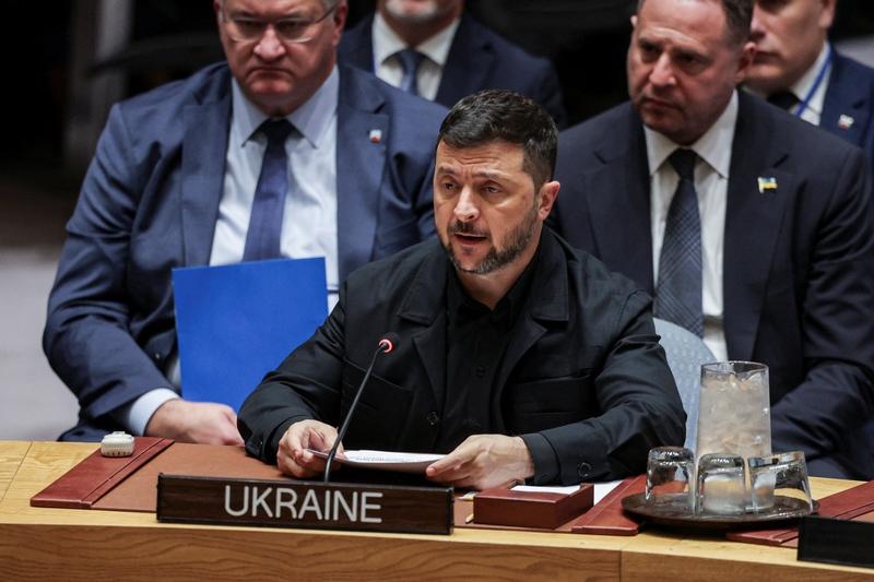 国际社会应对乌克兰危机，主要有劝和促谈、大国协商等方式。
以中国为代表的力量坚持