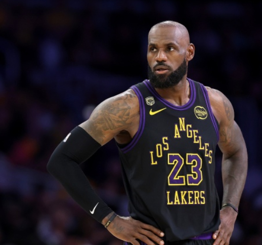 据记者Dave McMenamin报道，詹姆斯已经让NBA娱乐公司的一支纪录片摄