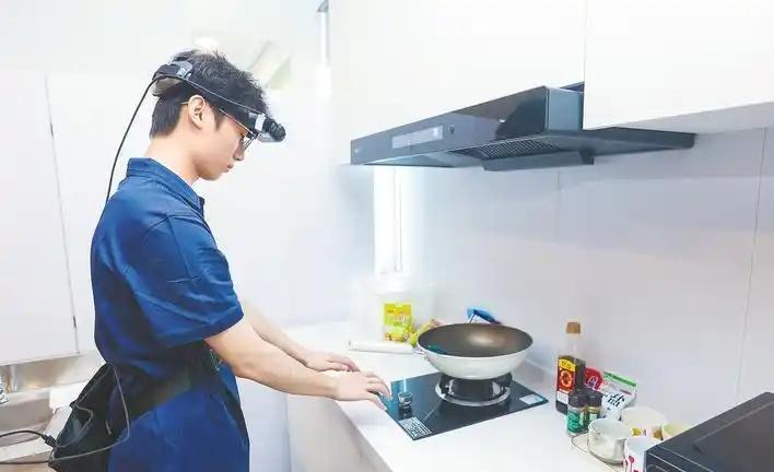 武汉建起机器人职业学院近日，武汉一机器人训练基地被业内称为"机器人职业学院"。基