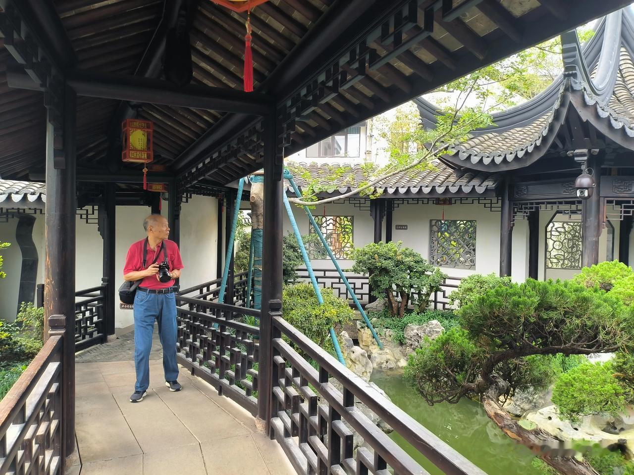 为什么女人喜欢和男人跳交际舞呢?女人喜欢男人是天生刻在骨子里的基因，你看刘德华演