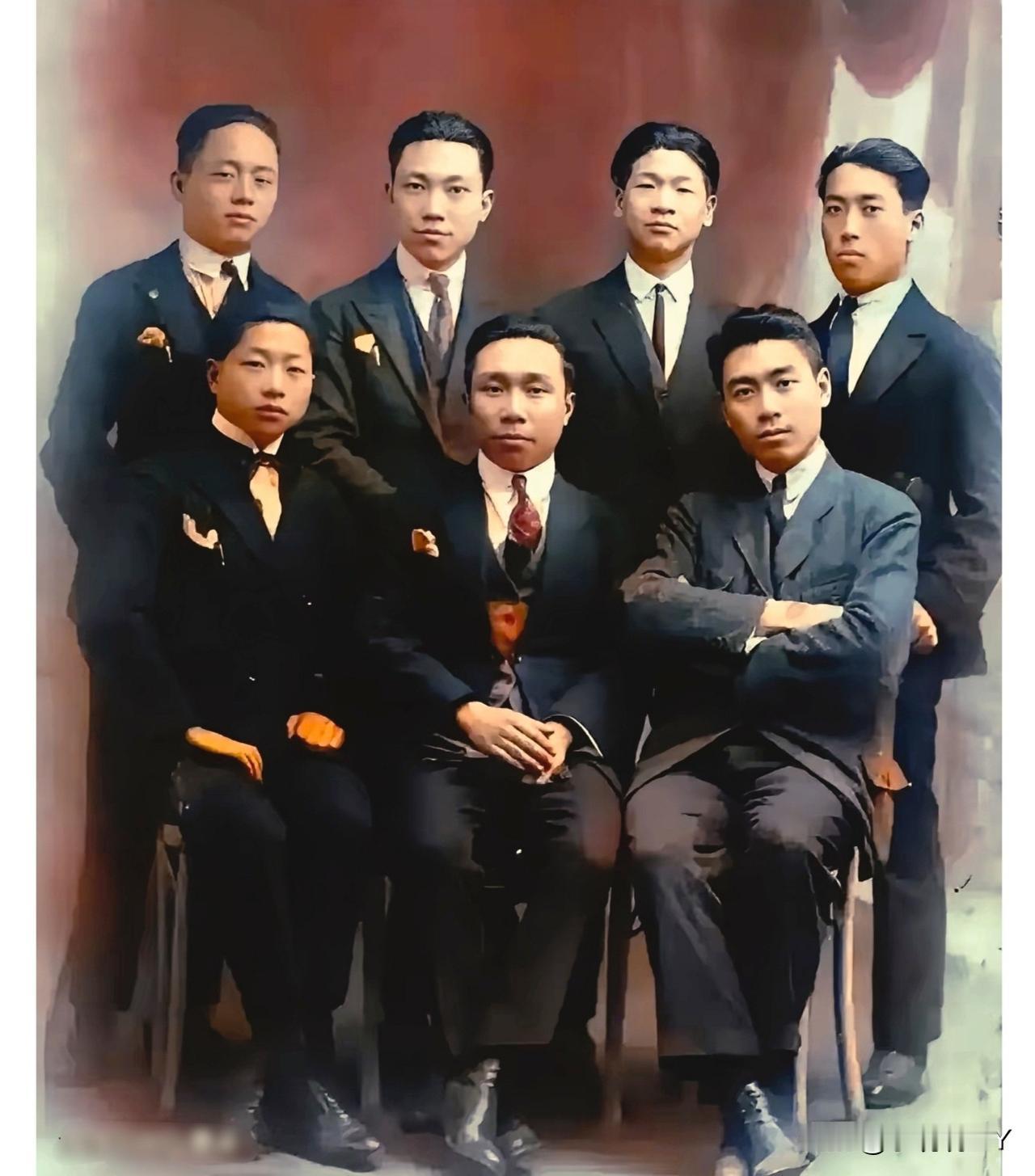 一九二一年，法国巴黎，七位西装革履年轻人的一张珍贵合影。前排三位从左到右依次是陈