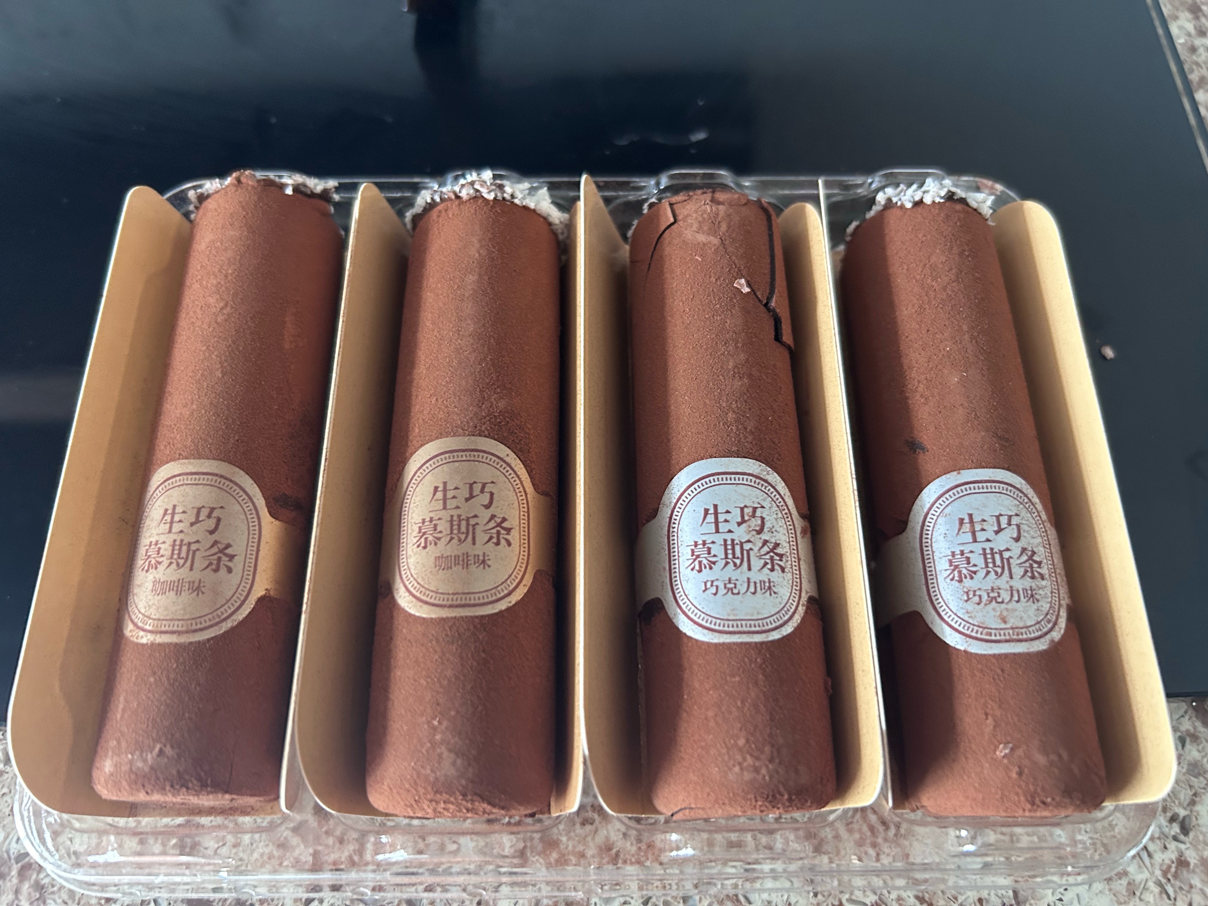 喜欢吃巧克力的可以买盒马这个生巧慕斯条好吃外边儿是脆的里边儿有生巧口感绵密像在吃