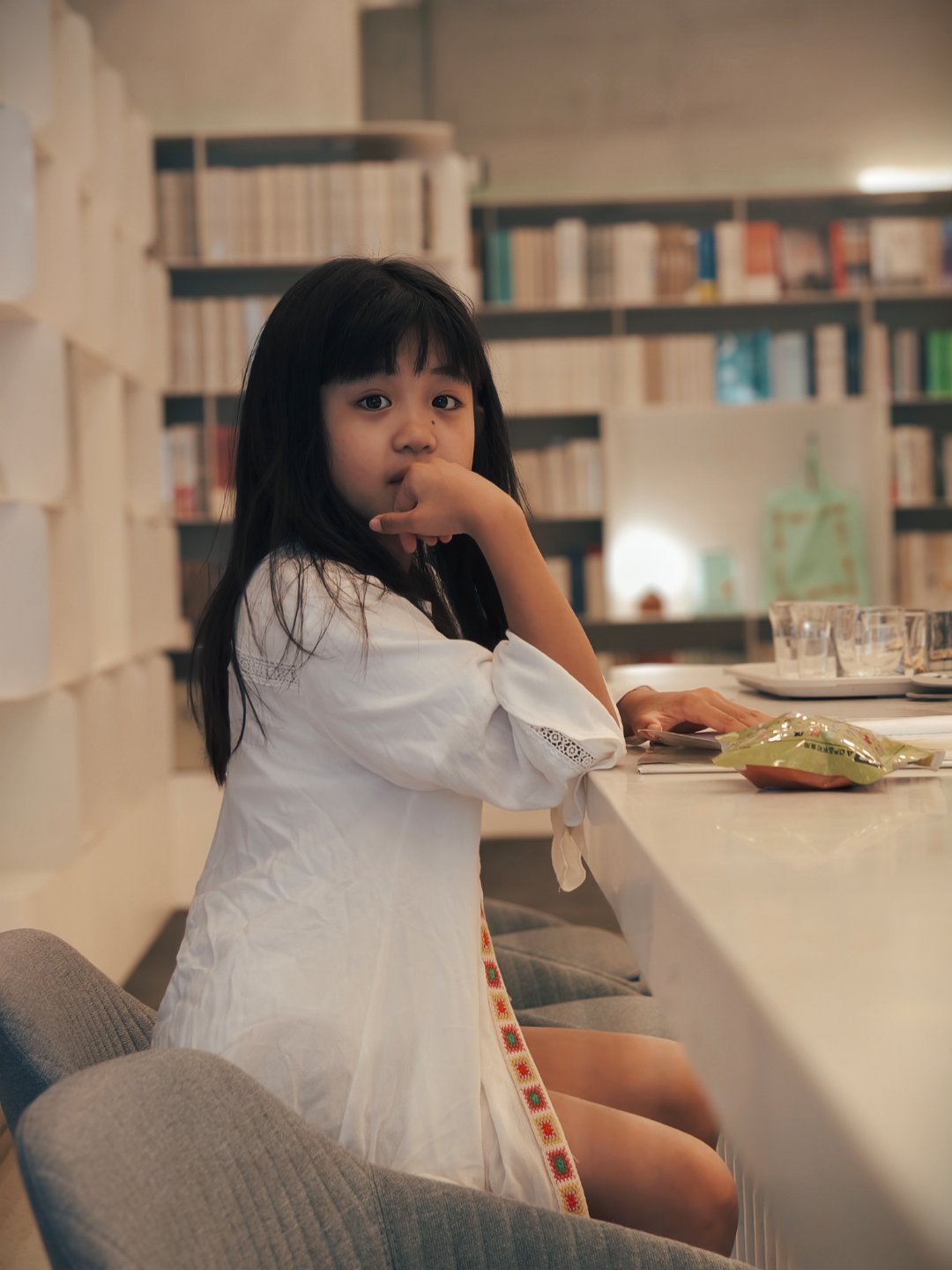 一看书，就变成这个世界上最安静的女孩子了