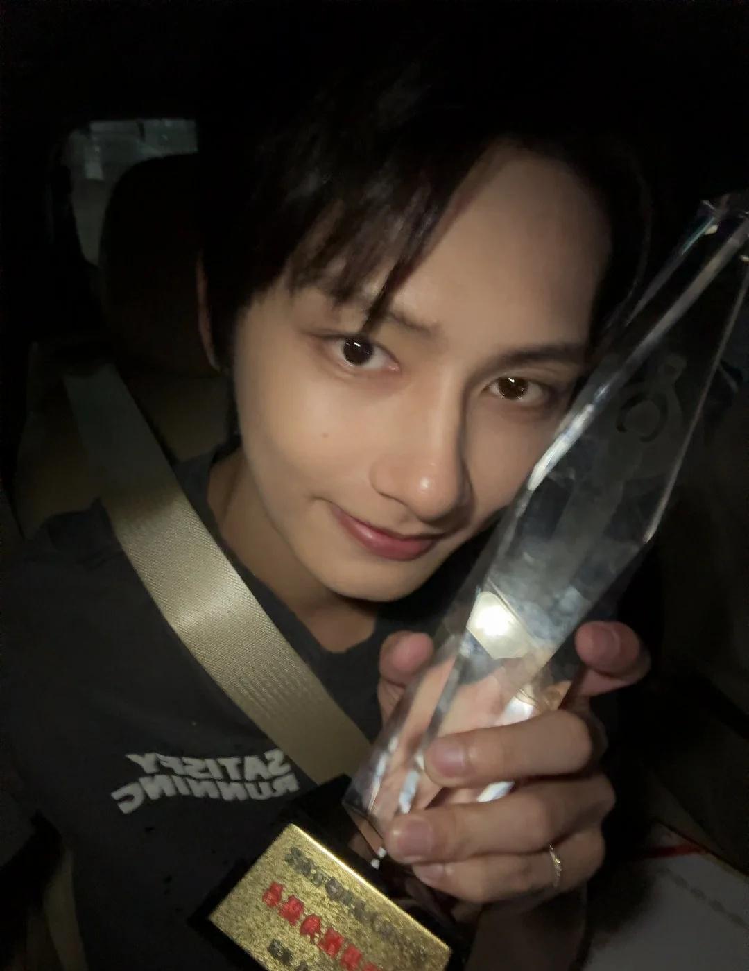 有什么都和我的大🏆说去吧
哈哈哈😁七月真的妖魔鬼怪，八月就好了呀
幸福。恭喜