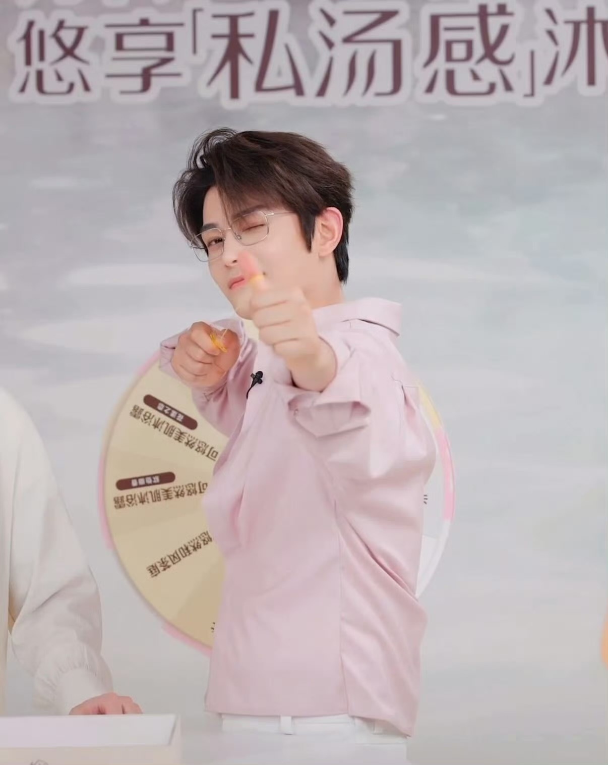 丁禹兮今晚直播状态粉色小丁好漂亮，又帅又萌今天2场活动下来状态依旧很顶，活力满满