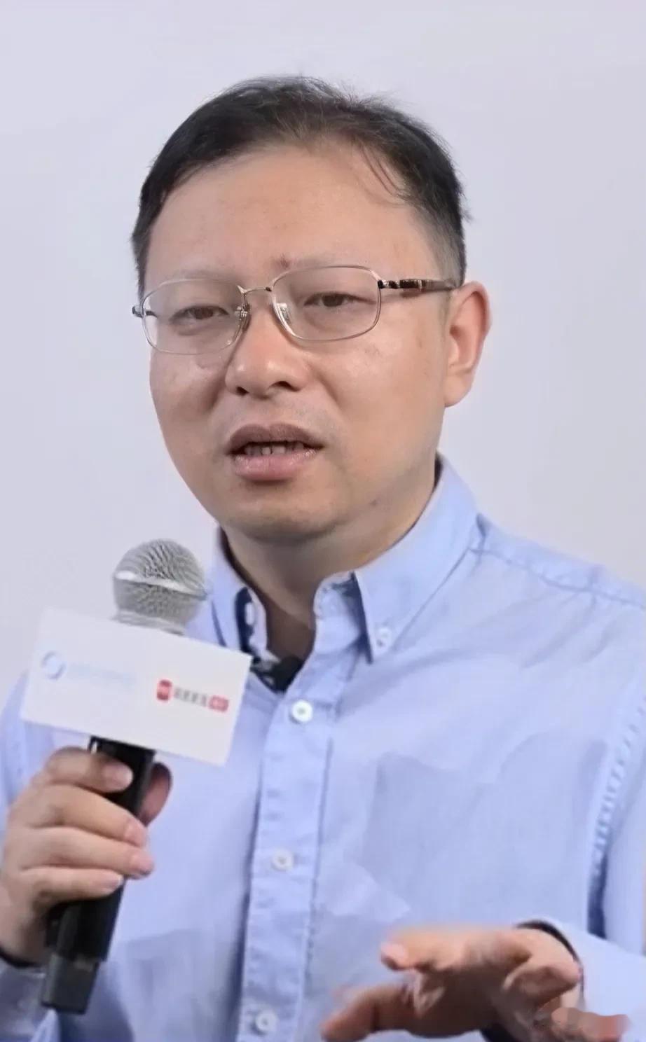 经济学家论坛中，某高校教授陈欣说:从整体上说，中国老百姓房贷压力过大问题，是不存
