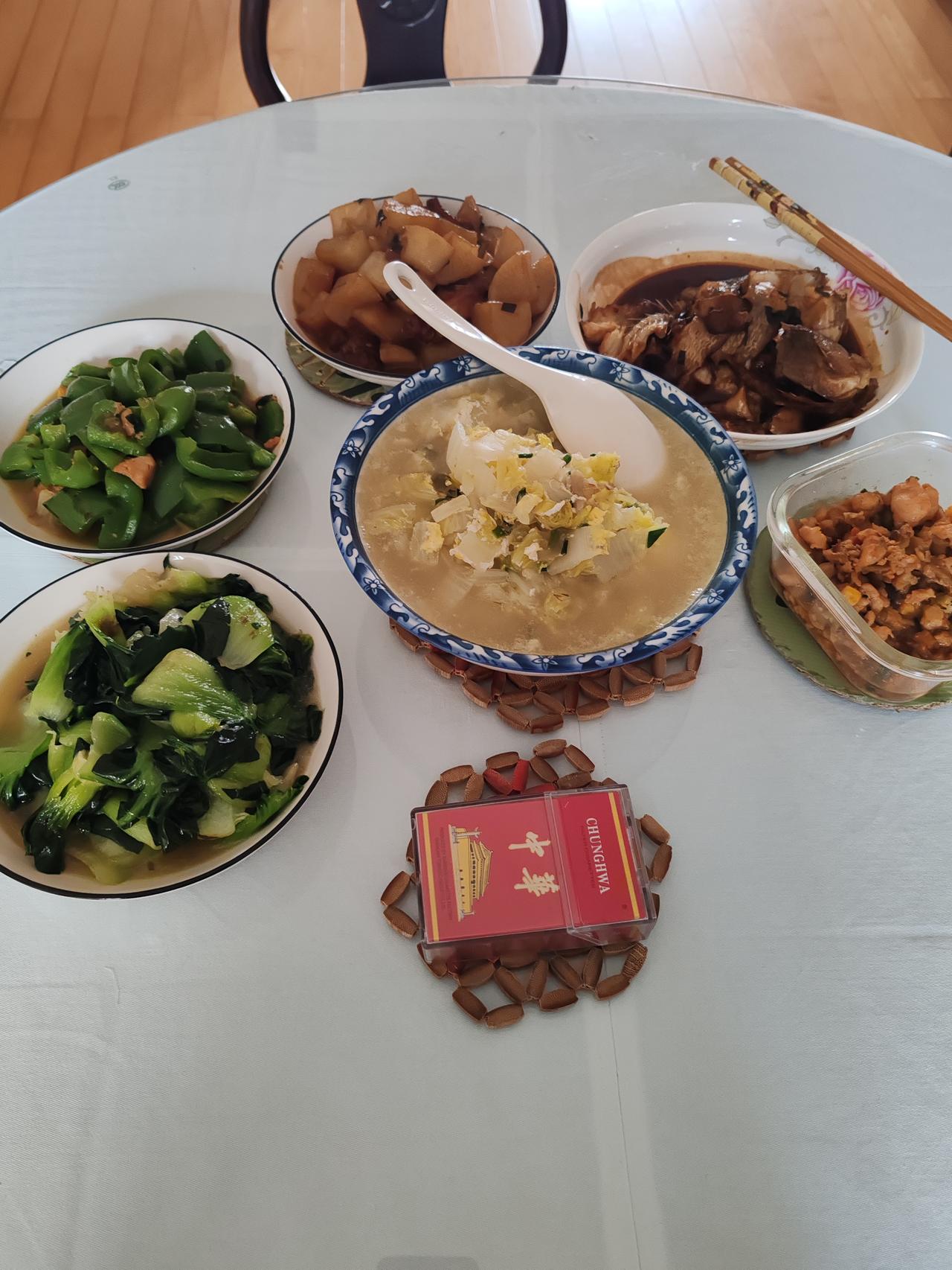 上海人一家三口的中午菜，四菜一汤，附合国宴标准吧！