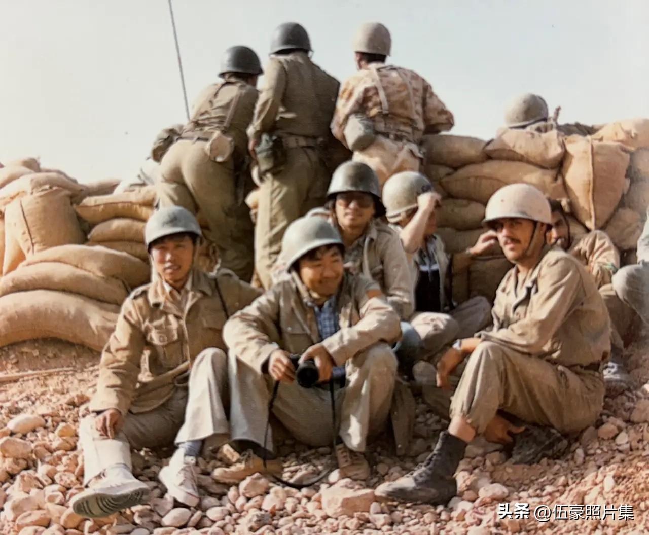 1982年底，新华社记者葛相文（前左一）在伊朗南部战场采访伊朗士兵的场景。当时两