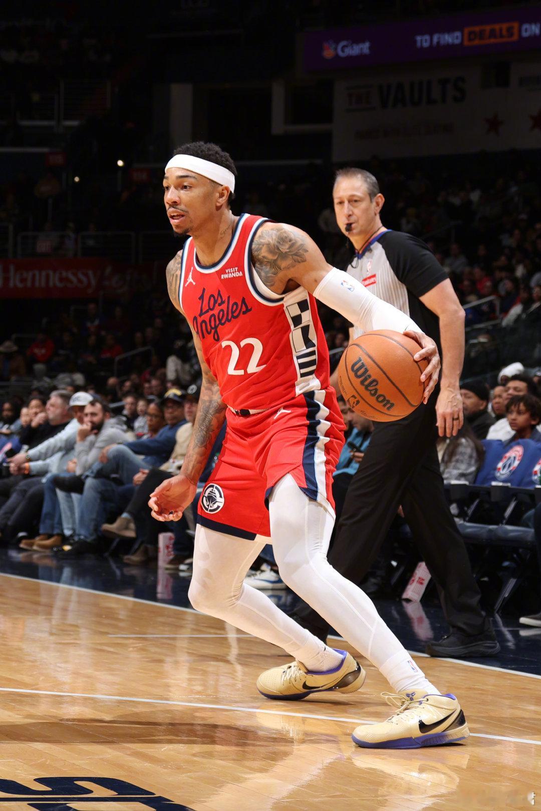 还好乔丹米勒第四节复苏贡献了关键得分，要不昨晚直播时姚曳还说他的进攻方式受手感起