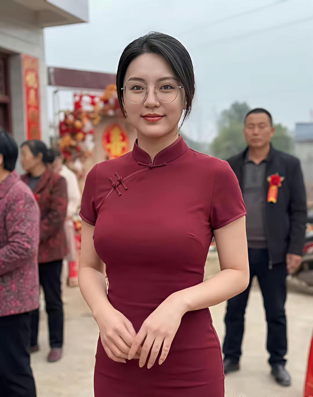 穿红裙子的姑娘站得真漂亮！