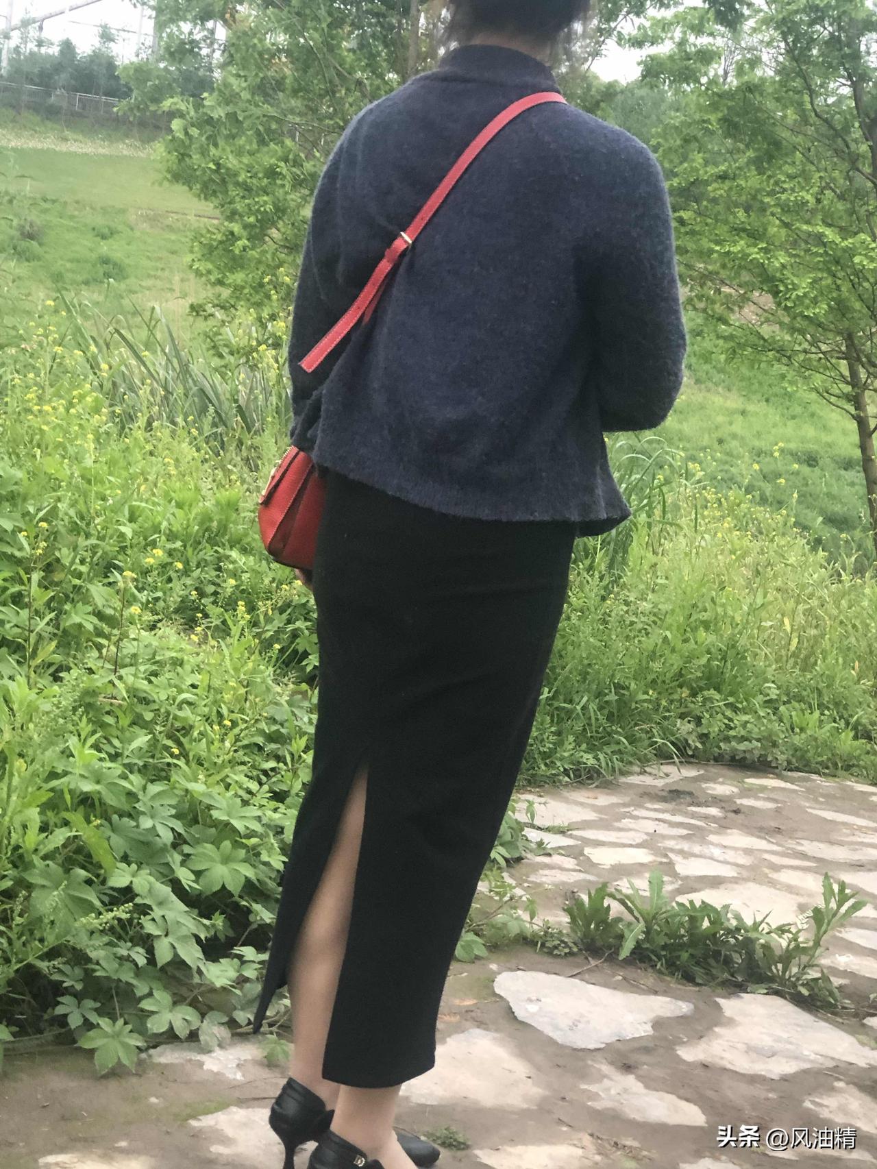 一点也不尴尬，反而尽显女性曲线魅力。