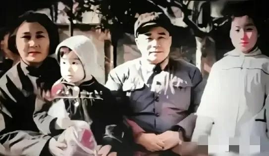 1964年，王近山将军和妻子韩岫岩因为感情问题闹得不可开交，韩岫岩向组织递交了举
