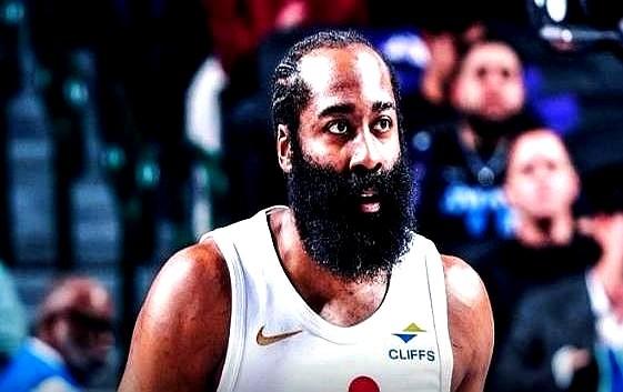 看着他抱着球，慢慢耗着时间，那一刻我心里咯噔一下。
曾经那个眼里全是火焰，拿球就