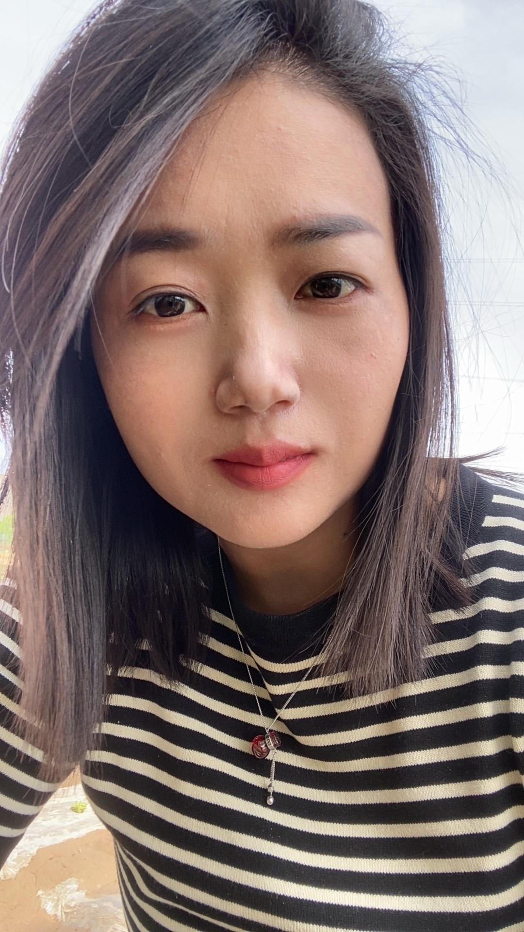 猫晒太阳狗趴地，鱼儿游在涟漪里