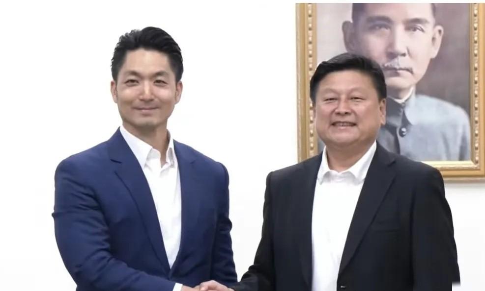 韩国瑜日前在党团协商时又帮着民进党当局说话了，日前党团协商的主要内容是今年的总预