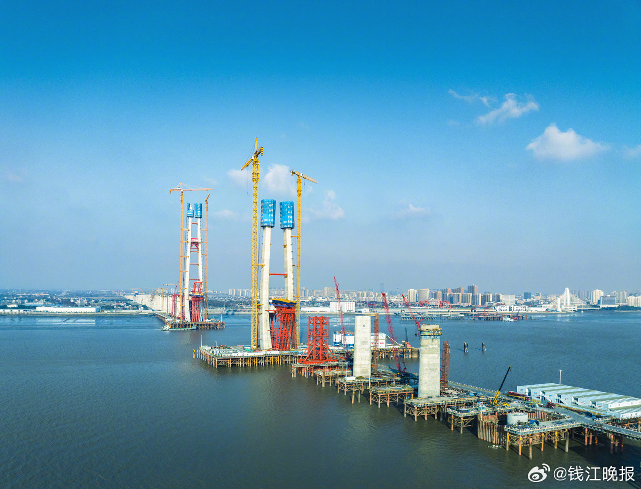 【#长三角再投超1300亿开通5条高铁#】杭州湾跨海铁路大桥主塔拔节生长，东方枢