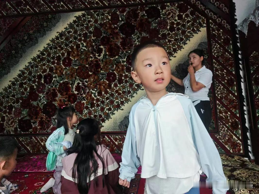 去年，山东边检总站的罗中甫被选派到新疆工作。今年过年，罗中甫选择留守值班。当这份