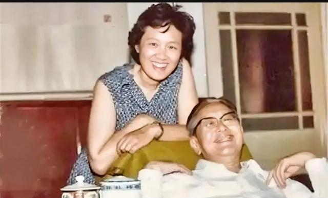 谁能想到深爱乔冠华半辈子的章含之离世前留了个让人费解的遗愿，大伙本等着她和爱人合
