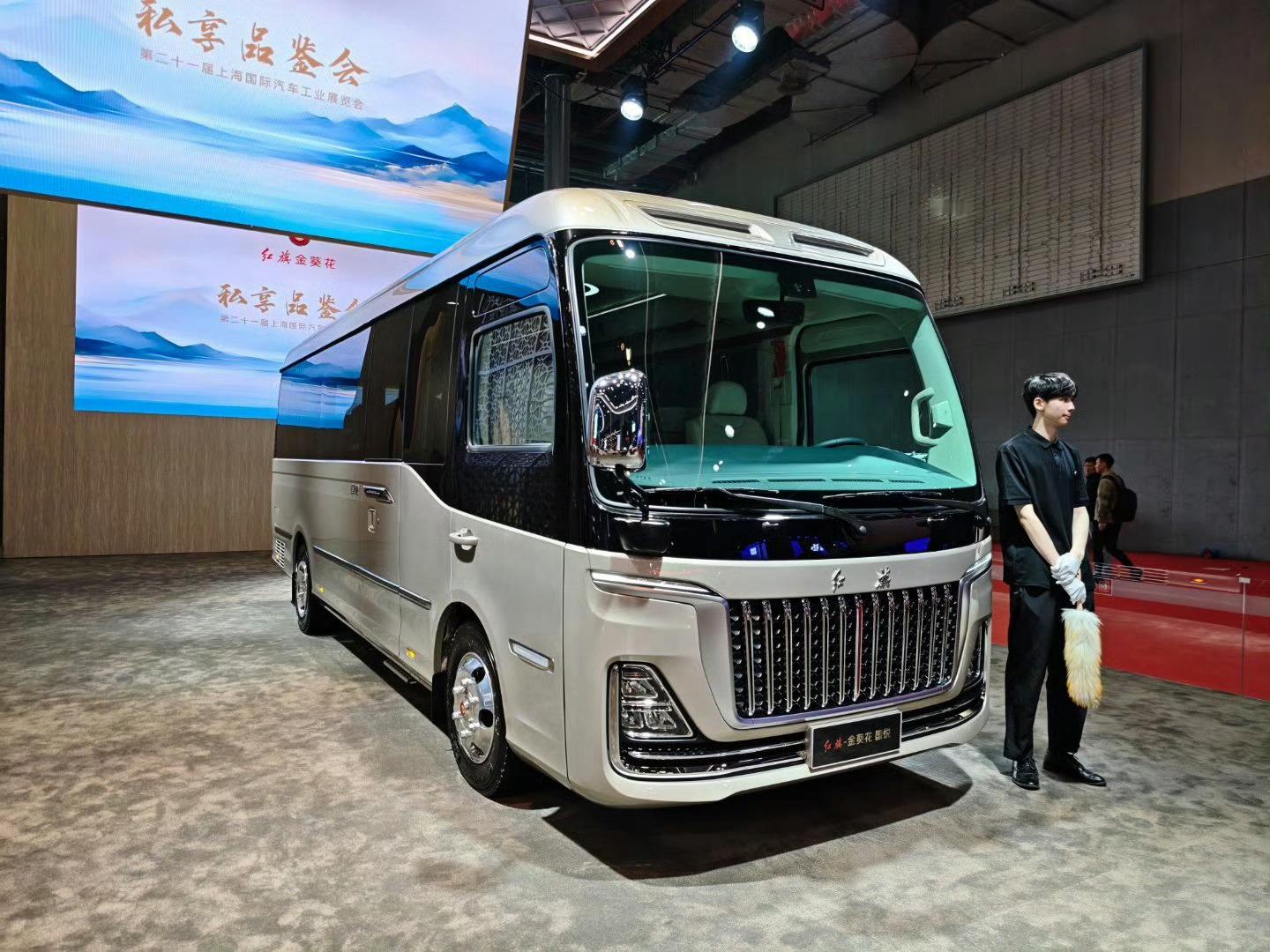 长见识了～百万级的红旗国悦定制版，12个座，看样子就知道巨舒服的航空座椅[举手]
