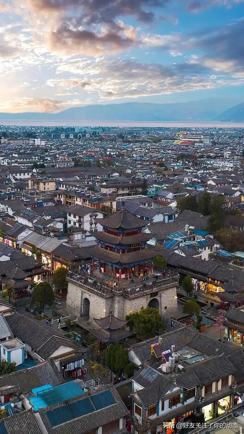 大理古城
 
大理古城坐落于云南大理白族自治州，西枕苍山，东临洱海，又称叶榆城，