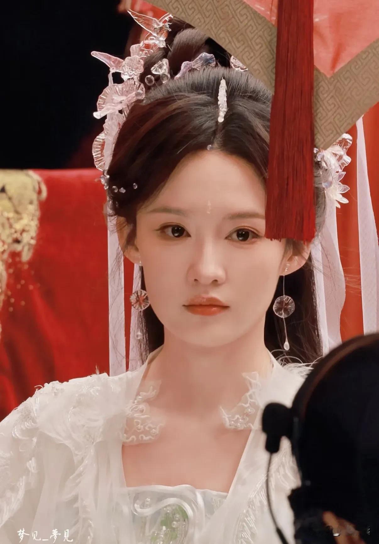 李沁，演仙女，出尘不染的感觉。看到这么仙气的造型了，越看越上头。她真的很有这种气