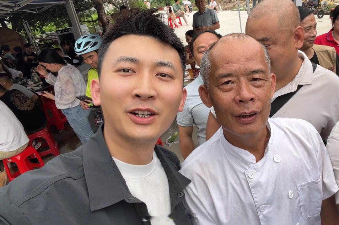 莫氏鸡煲老板原本是中医 莫氏鸡煲，饭后两个小时，肚子来反应了。莫叔说了，拉肚子不