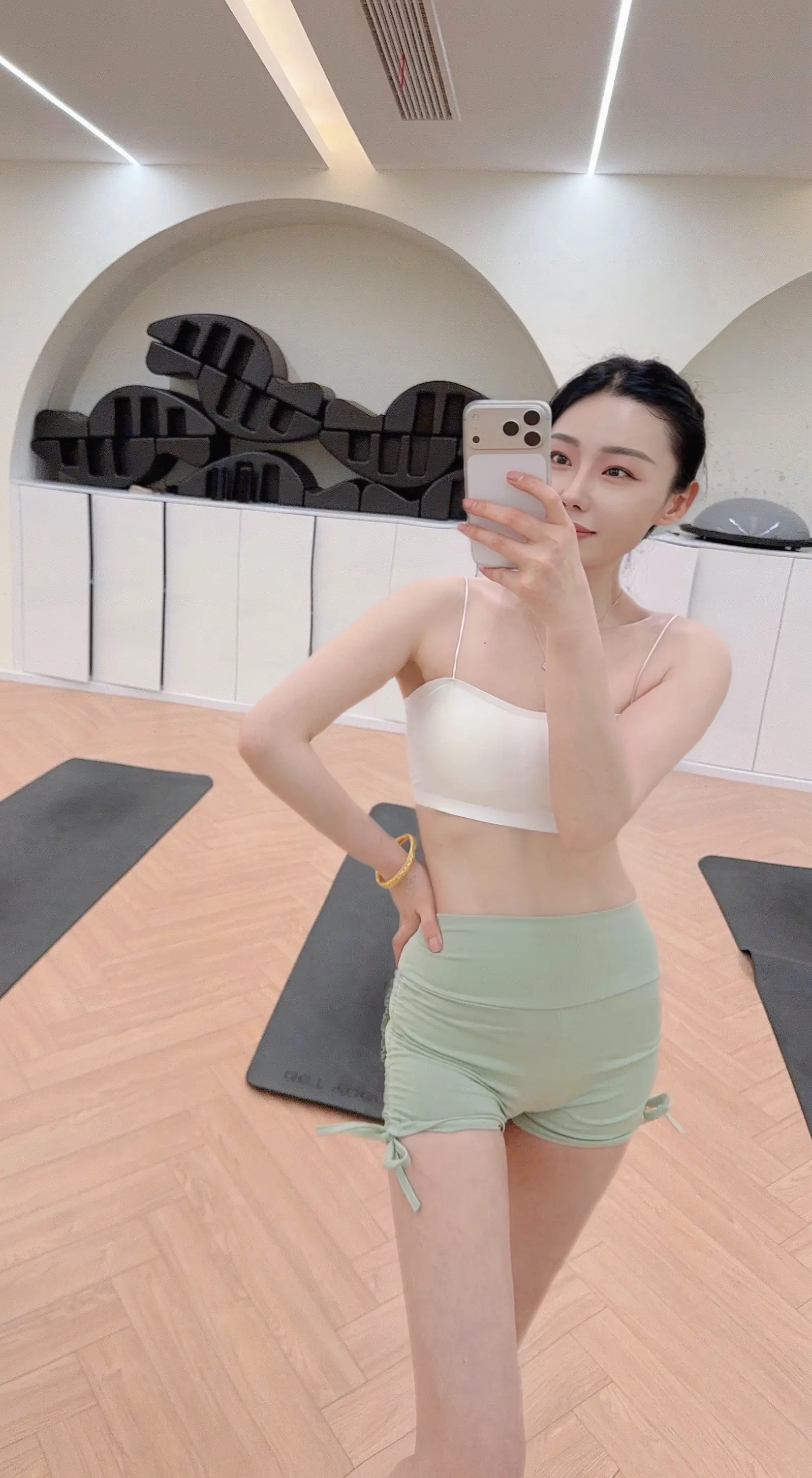 每天坚持锻炼雕刻自己，过程也许有点苦，但结果很甜，你离好身材就差一个开始。