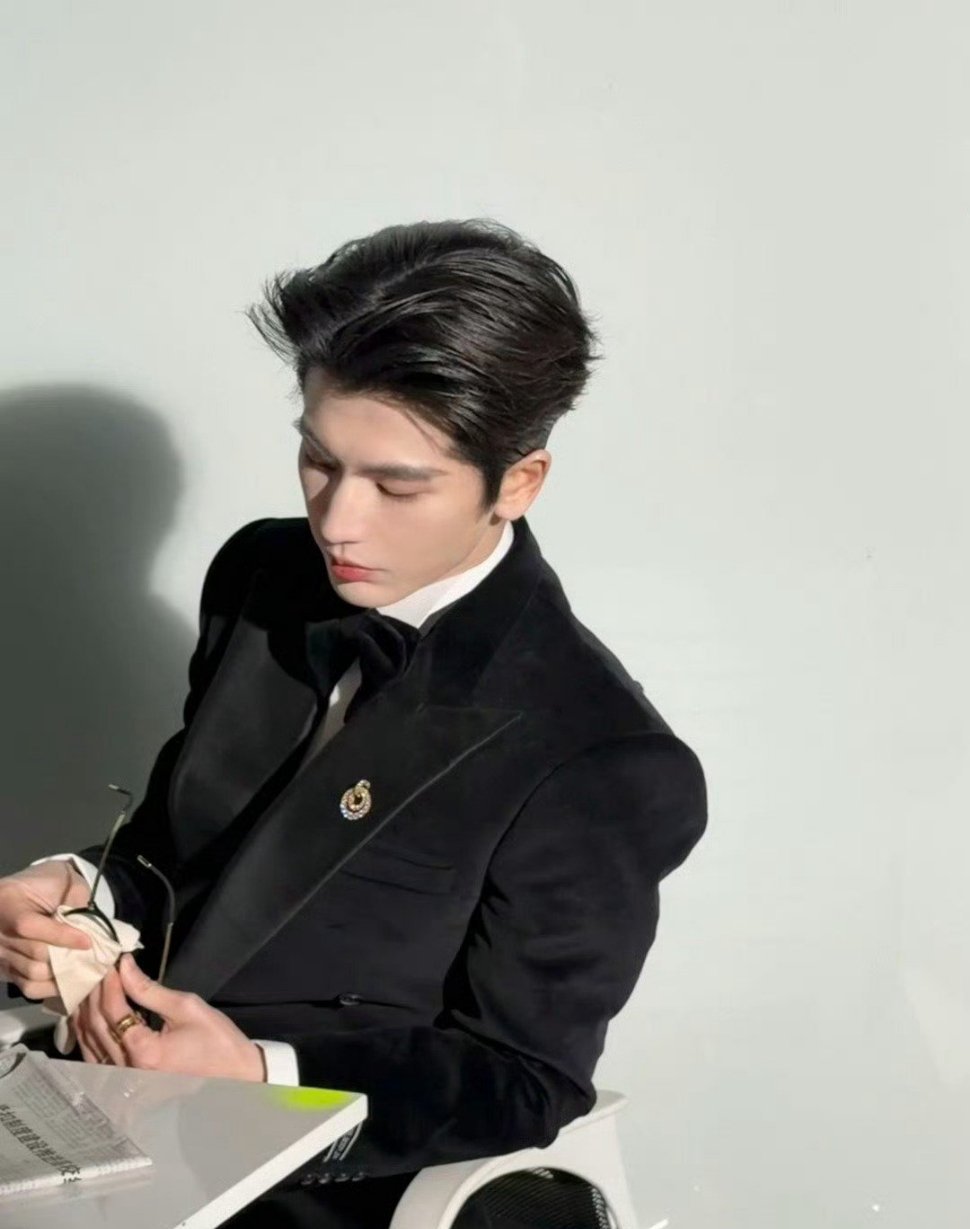 张凌赫出道前的理想是去国家电网张凌赫都长成这样了，就算他没有进入娱乐圈，做自媒体