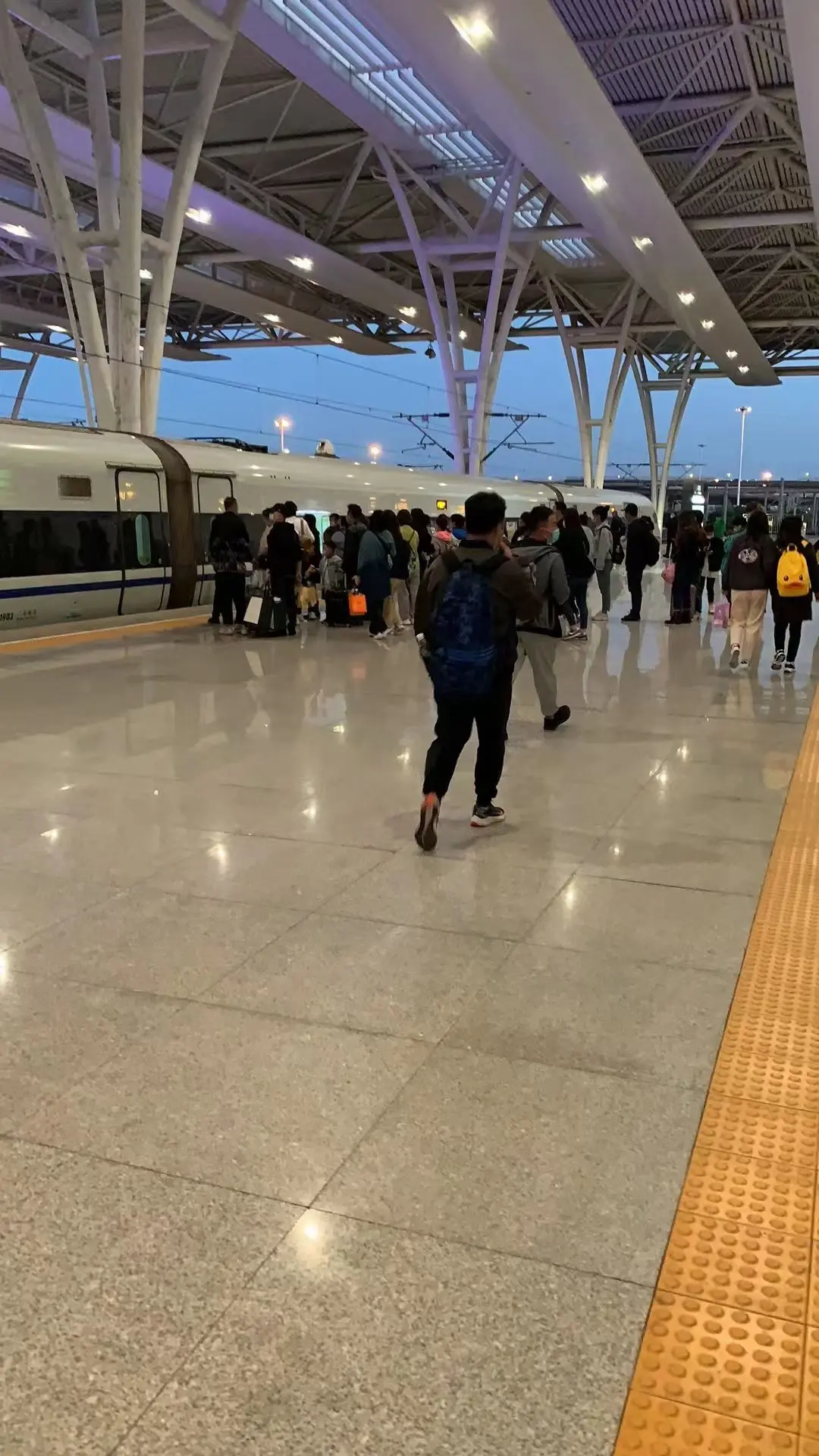 大城市呆腻了，突然好想去大理，丽江，西藏那种地方呆一段时间。