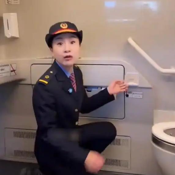 高铁厕所内的紧急呼救按钮（通常标注为“SOS”）是关键的辅助救援设施。使用时，你