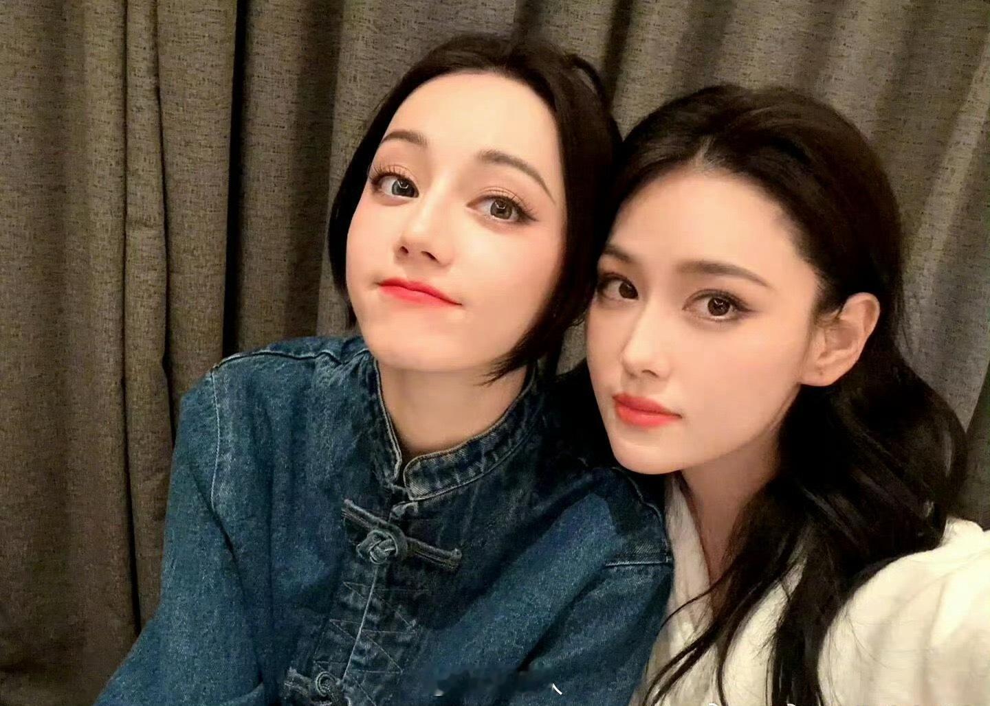 迪丽热巴送张馨予花篮迪丽热巴给张馨予送花篮这个小巴巴又来送花篮啦💐两位美女友谊