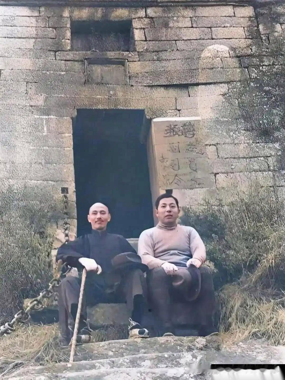 蒋介石与张学良一张难得一见的合影。
这张照片并非影视剧情，而是在西安事变前夕，蒋
